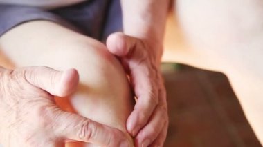 Yaşlı adam ağrıyan bir diz kontrol