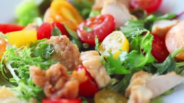Kızarmış tavuk salatası closeup vinaigrette ekleme