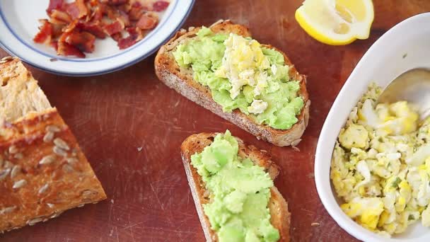 Kräuter Rührei Und Speckstücke Avocado Toast Auf Handwerklichem Brot Hinzufügen — Stockvideo