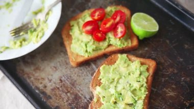 Avokado tost kiraz domates yarım ve taze lahana ekleme