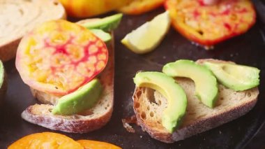 Avokado tost üzerine hatıra domates dilimleri ve kızarmış yumurta yerleştirme