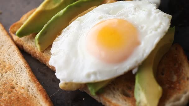 Kızarmış Yumurta Sıcak Biber Soslu Avokado Tost — Stok video