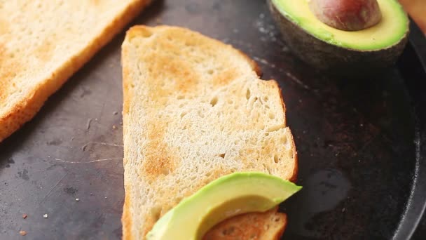 Maak Avocado Toast Zuurdesembrood Met Een Gebakken Top — Stockvideo