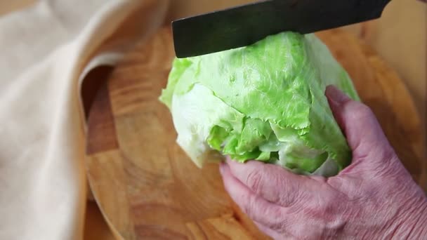 Älterer Mann Schneidet Einen Kopf Frischen Salats Auf Einem Schneidebrett — Stockvideo