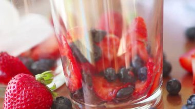 Çilek ve yaban mersini buz küpleri ve soda ekleme