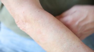 Kıdemli adamın dirsek ekleminde ağrı var.