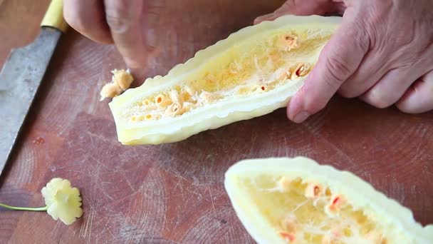 Uomo Anziano Usa Dita Estrarre Semi Melone Amaro — Video Stock