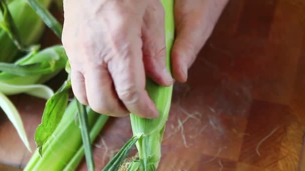 Hombre Prepara Maíz Fresco Una Tabla Cortar — Vídeos de Stock