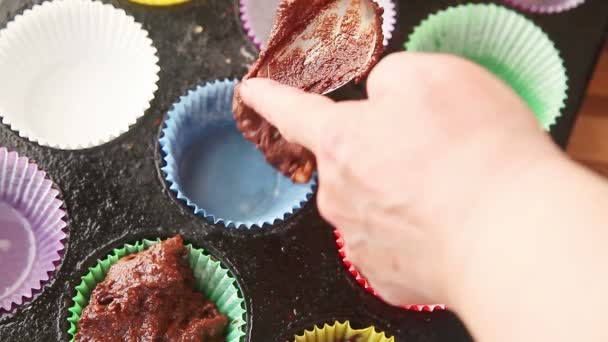 Enchendo Forros Cupcake Com Massa Muffin — Vídeo de Stock