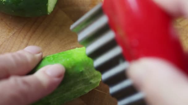 Het Snijden Van Verse Komkommers Voor Augurken Oogpunt — Stockvideo