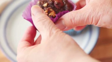 Taze pişmiş muffins kek gömlekleri çıkarma