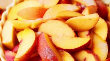 Bir pasta kabuk şeftali üzerine baharat ve şeker serpme