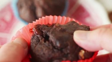 Taze pişmiş muffin kağıt soyma bakış açısı