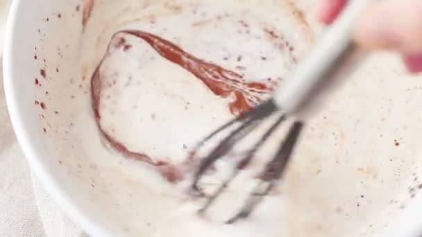 Usando Batidor Para Mezclar Chocolate Picado Con Crema Pesada Para — Vídeo de stock