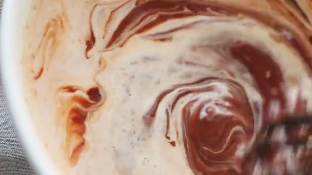 将奶油与巧克力混合 使填充或磨砂 — 图库视频影像