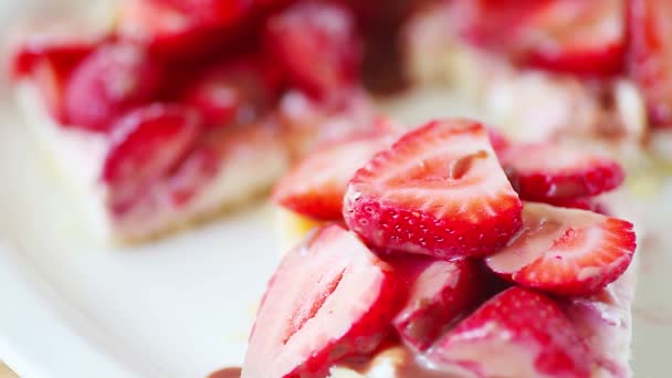 Ganache Toevoegen Aan Een Aardbei Roomkaas Dessert — Stockvideo