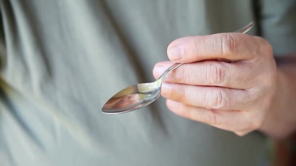 Senior Man Återspeglas Sked Som Hålls Hand Med Liten Funktionsnedsättning — Stockvideo