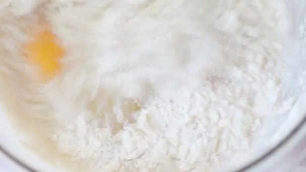 用搅拌器将面粉混合成生鸡蛋 — 图库视频影像