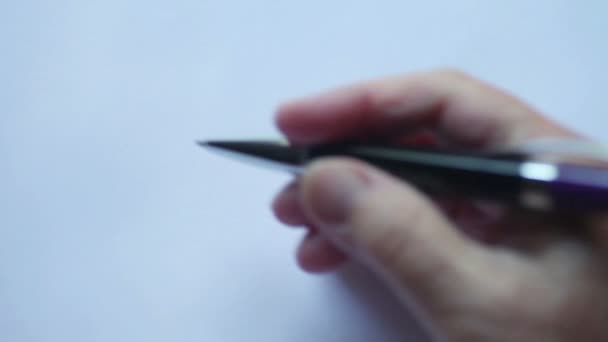 Frais généraux de femme écrivant sur du papier ordinaire avec de la place pour le texte 