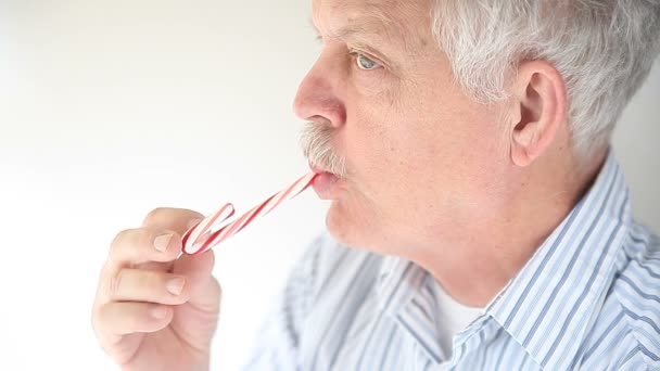 Hombre Mayor Con Dulce Regalo Navidad — Vídeos de Stock