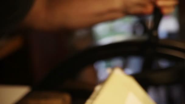 Un homme imprime une carte sur sa presse à imprimer antique 