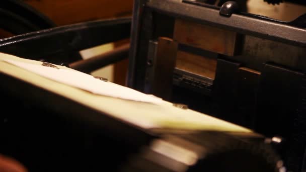 Nahaufnahme Eines Mannes Der Eine Karte Auf Einer Buchdruckmaschine Druckt — Stockvideo