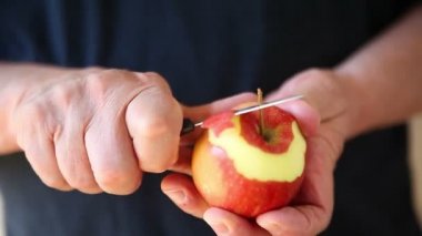 Yaşlı adam taze meyve hazırlanıyor