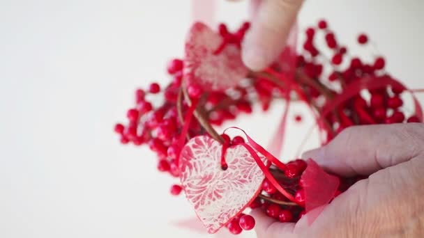 老人把一个圣诞花环与红色浆果和盐面团饰品完成触摸 — 图库视频影像
