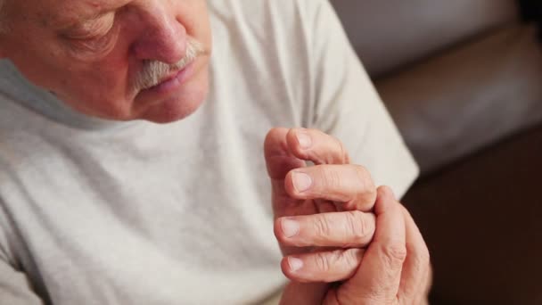 Hombre Mayor Con Movimiento Involuntario Mano — Vídeos de Stock