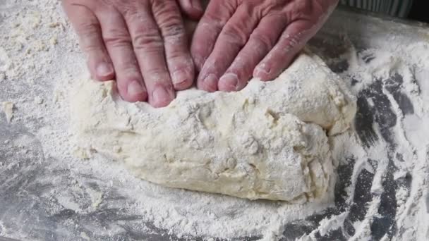 一个男性面包师把面团拍到均匀的厚度 — 图库视频影像