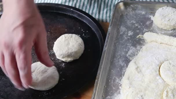 Uomo Mette Biscotti Appena Tagliati Sulla Padella — Video Stock