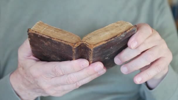 Uomo Più Anziano Volge Pagine Vecchio Libro Religioso — Video Stock