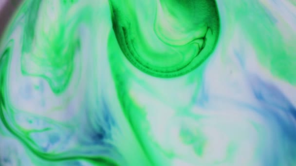 青と緑の塗料が拡大し 中央に支配的な緑色の形状を持つ — ストック動画