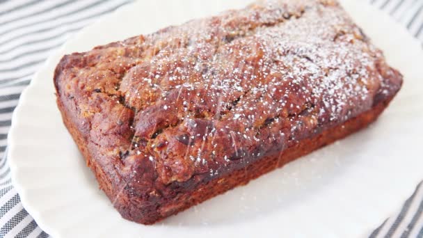 Zusätzliche Süße Einem Laib Bananenbrot Hinzufügen — Stockvideo