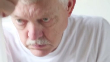 Uyku apnesi ile Kıdemli onun Cpap eki koyar