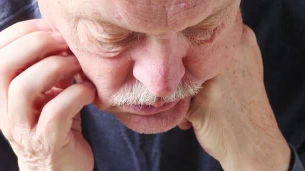 Closeup Homem Mais Velho Triste Com Uma Expressão Downcast Cobrindo — Vídeo de Stock