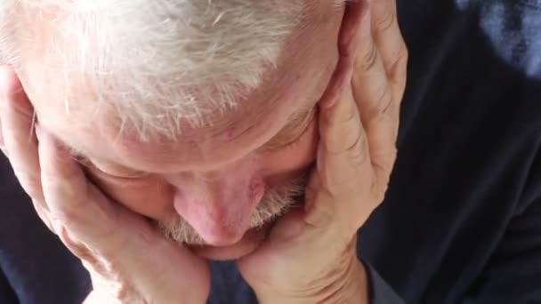 Senior Férfi Keres Depressziós Boldogtalan — Stock videók