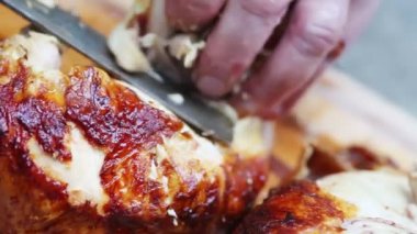Bir adam bir rotisserie tavuk closeup gelen et çeker