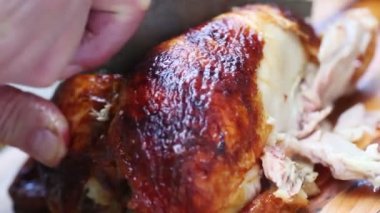 Bir adam bir rotisserie tavuk kesmek için çok zor bulur