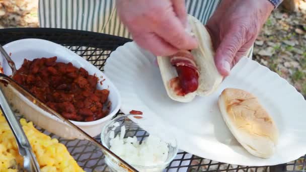 Režie Muže Který Přidává Chilli Syrové Cibulky Slaniny Zabaleného Hotdoga — Stock video