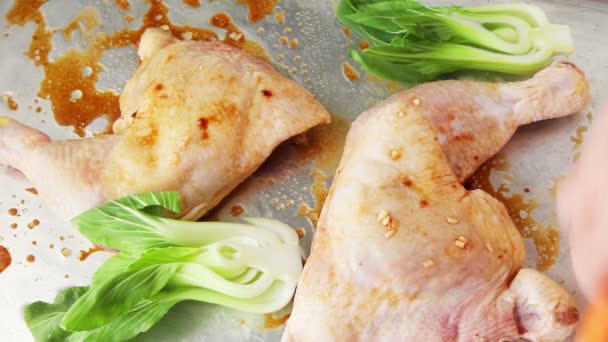 Preparando Quartos Frango Com Cenouras Baby Bok Choy Para Uma — Vídeo de Stock