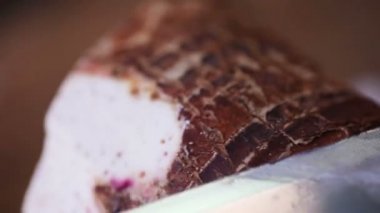 Bir taro kaba kabuğu kesmek için bir mutfak bıçağı kullanma