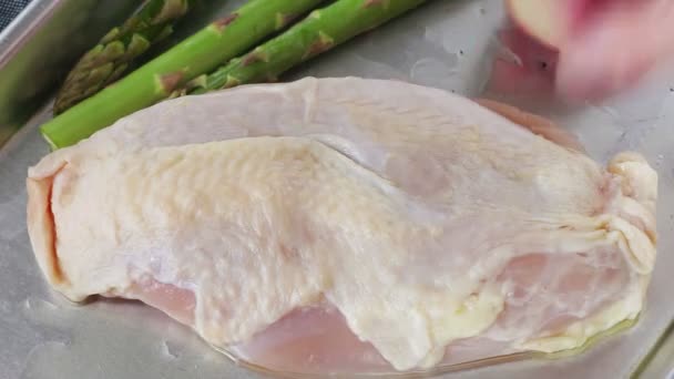 Μια Γυναίκα Ετοιμάζει Ένα Γεύμα Για Ένα Στήθος Κοτόπουλου Σπαράγγια — Αρχείο Βίντεο