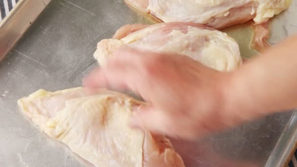 Sätta Kycklingbröst Gul Squash Och Broccolini Bakning Pan — Stockvideo