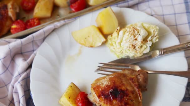 Füllung Eines Tellers Mit Gebratenen Hühnerschenkeln Yukon Goldkartoffeln Und Kirschtomaten — Stockvideo