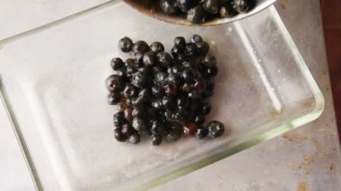 Taze yaban mersini yaban mersini cobbler yapmak için kahverengi şeker ile karışık