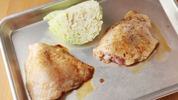Przygotowanie Obiad Kurczaka Dla Jednego Małym Patelni — Wideo stockowe