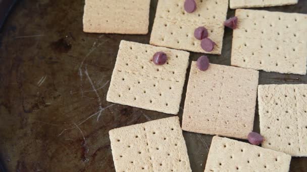 Een Vrouw Plaatst Chocolade Chips Marshmallows Graham Crackers — Stockvideo