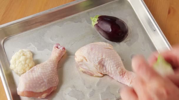 Een Vrouw Bereidt Een Kip Sheet Pan Diner Met Groenten — Stockvideo