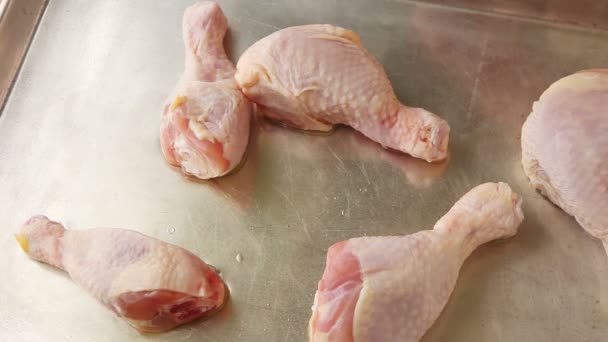 Sopra Testa Della Donna Che Prepara Pollo Gambe Foglio Pan — Video Stock